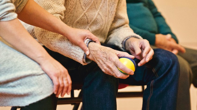 Jak zdobyć zaufanie i szacunek u osób starszych?