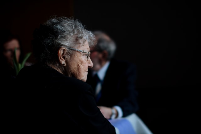 Opieka nad osobami starszymi: jak pomagać seniorom w codziennym życiu?
