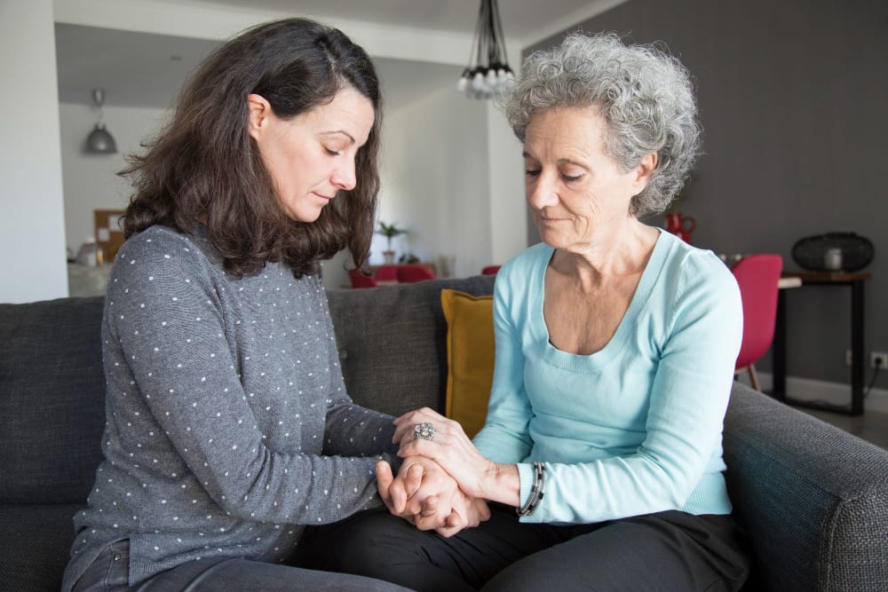 <a href="https://www.freepik.com/free-photo/calm-senior-woman-her-daughter-sitting-holding-hands_4166762.htm#fromView=search&page=5&position=39&uuid=bbe5ed7f-2890-430d-828c-dc6361f6b937&query=elderly+caregiver">Image by katemangostar on Freepik</a> Komunikacja z osobą starszą z demencją lub Alzheimerem