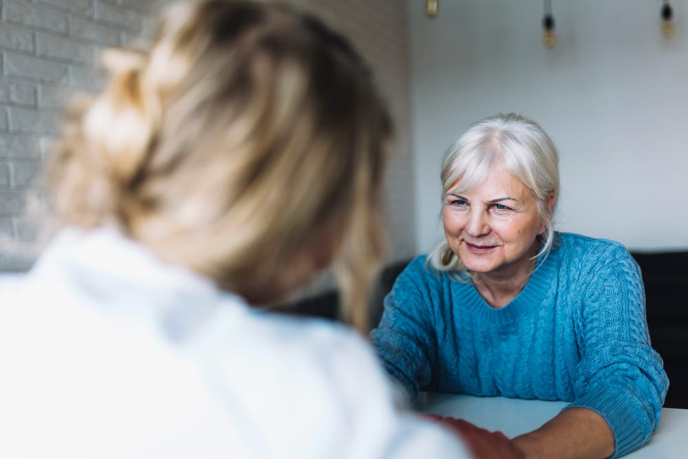 <a href="https://www.freepik.com/free-photo/woman-nursing-home_2014242.htm#fromView=search&page=4&position=16&uuid=bbe5ed7f-2890-430d-828c-dc6361f6b937&query=elderly+caregiver">Image by freepik</a> typowe błędy początkujących opiekunek osób starszych