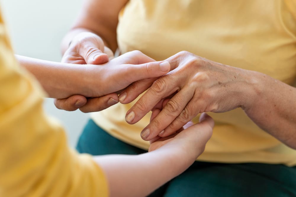 <a href="https://www.freepik.com/free-photo/close-up-grandmother-holding-kid-hands_14309880.htm#fromView=search&page=5&position=8&uuid=bbe5ed7f-2890-430d-828c-dc6361f6b937&query=elderly+caregiver">Image by freepik</a> Warto pamiętać, że tylko dbając o siebie, opiekunka jest w stanie zapewnić odpowiednią opiekę i komfort osobom, które potrzebują jej najbardziej.