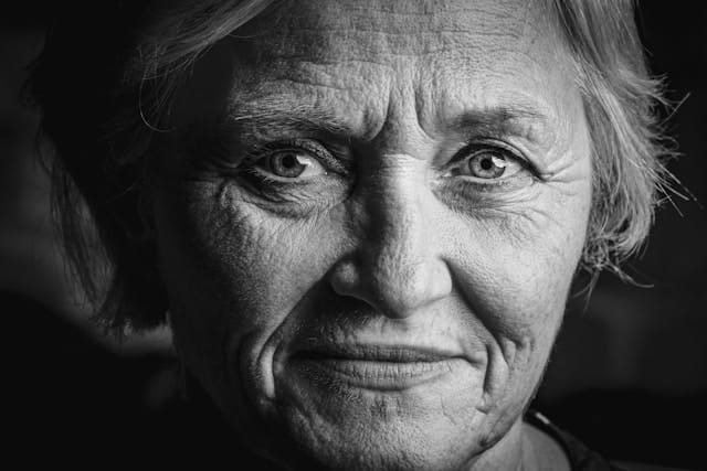 Inne wyzwania w pracy opiekunki: jak radzić sobie z trudnymi emocjami seniorów?