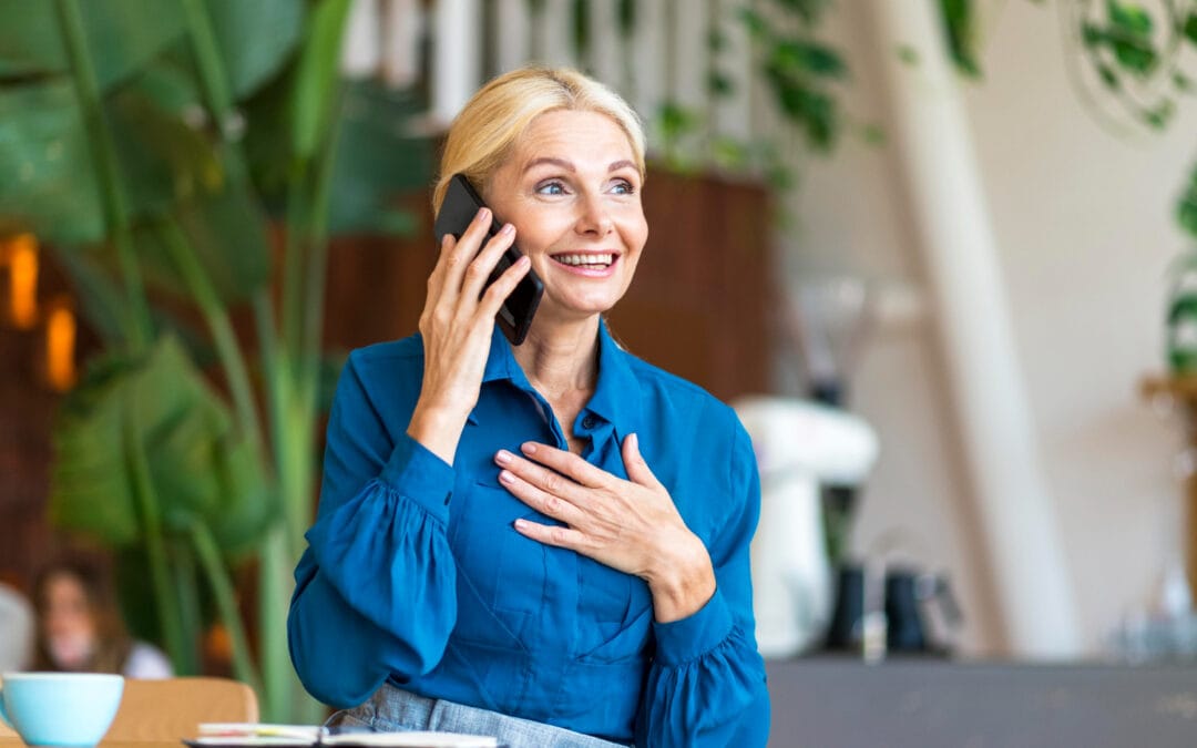 Opiekunka w Irlandii rozmawia przez telefon z polskim konsultantem ALHomecare, czując się bezpiecznie i pewnie na swoim zleceniu
