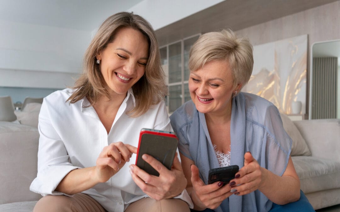 Opiekunka ALHomecare pomaga starszej pani korzystać z tabletu, wspólna nauka języka angielskiego w Irlandii.