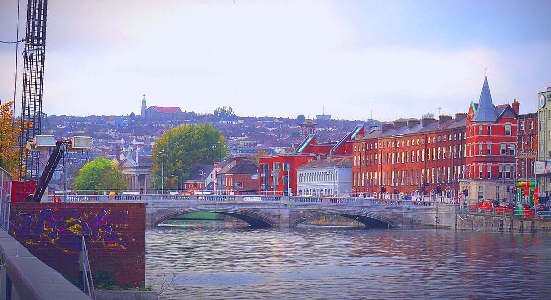 Malownicze, kolorowe kamienice w Cork City - drugie co do wielkości miasto Irlandii i baza ALHomecare.